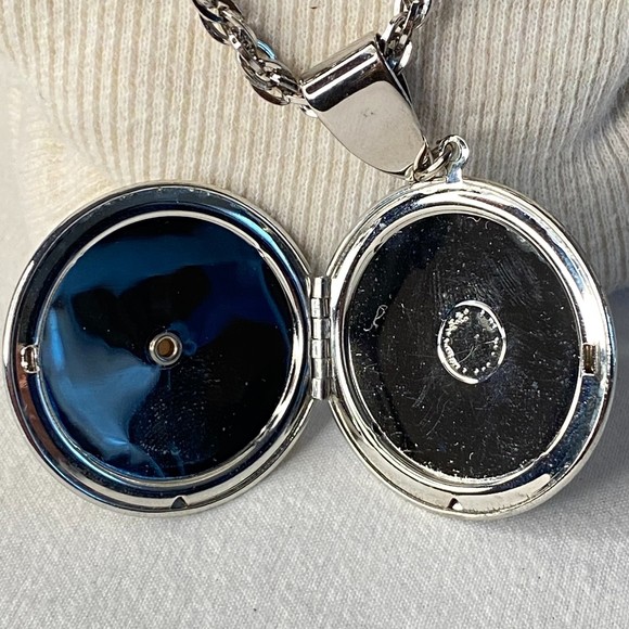 Silver Tone Pendant Locket Necklace Courting Couple Fragonard Style - Picture 5 of 7